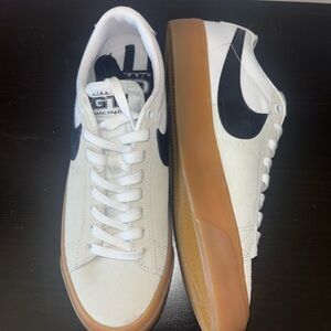 Nike Men's White and Black Sneakers with Gum Sole